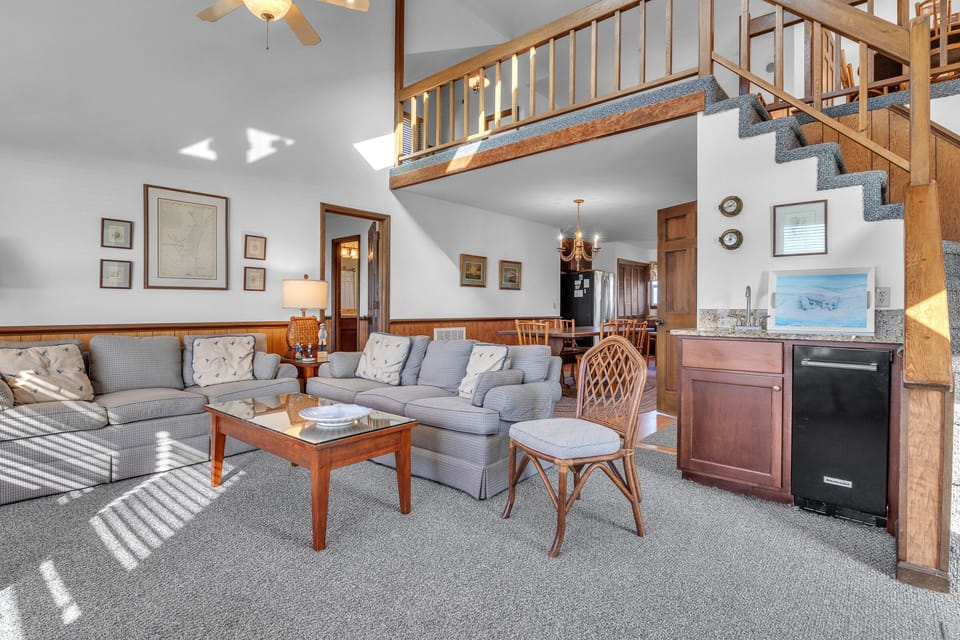 Wet Bar / Living Room - 1st Floor Southeast