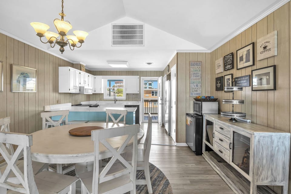 Dining / Coffee Bar