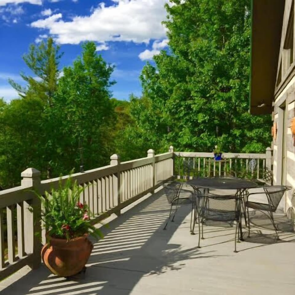 The Eating Deck