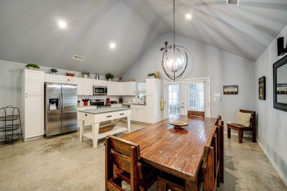 Dining Area | Dishware & Flatware Provided