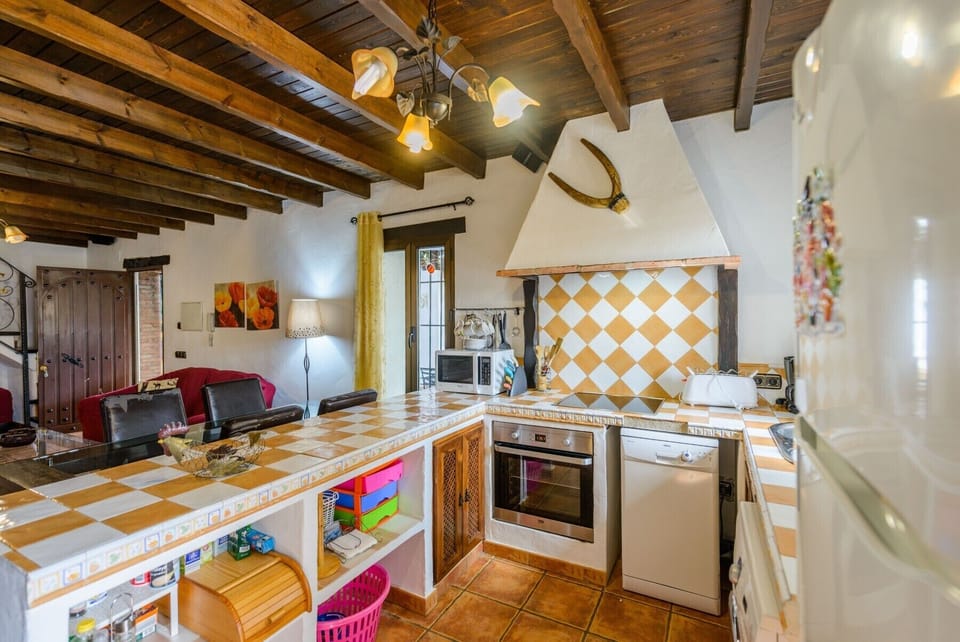Enjoy the kitchen of this house with a fireplace in Alhaurín el Grande