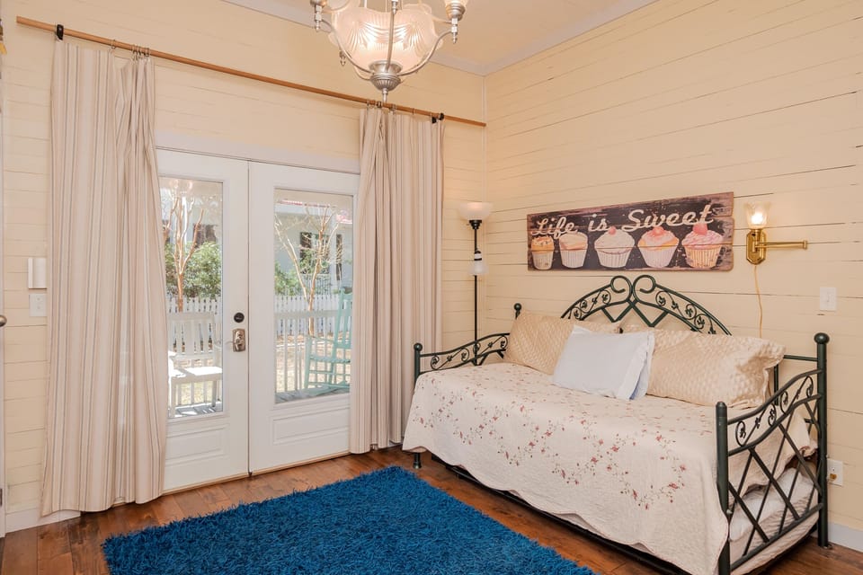 Entrance/Daybed - West