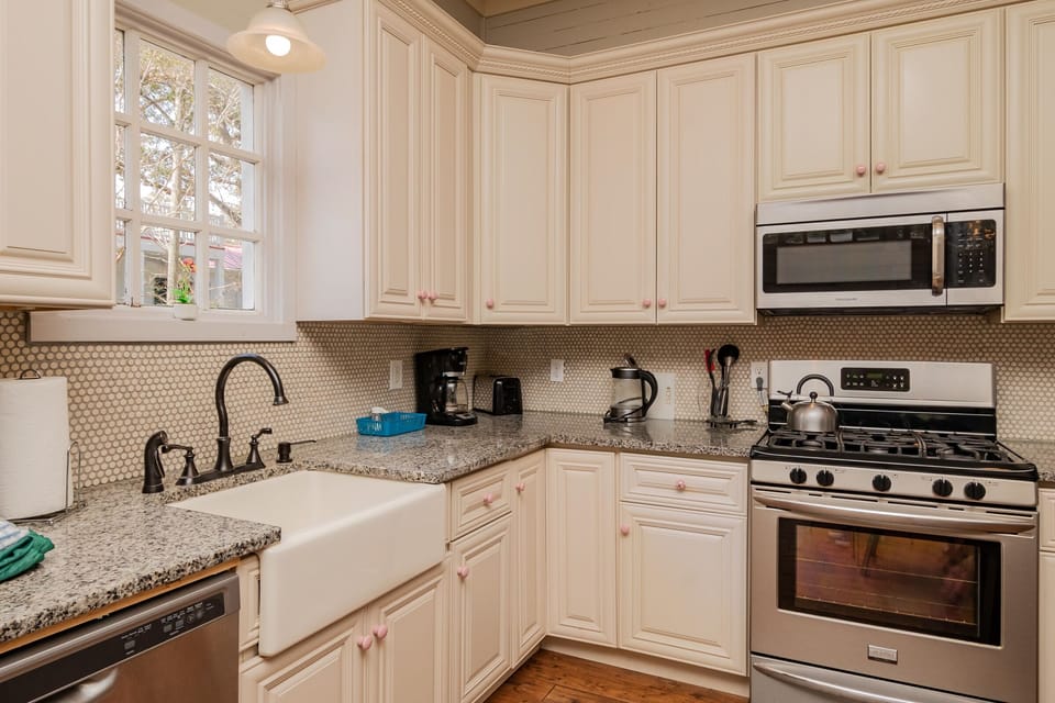 Kitchen / Eat-in Area