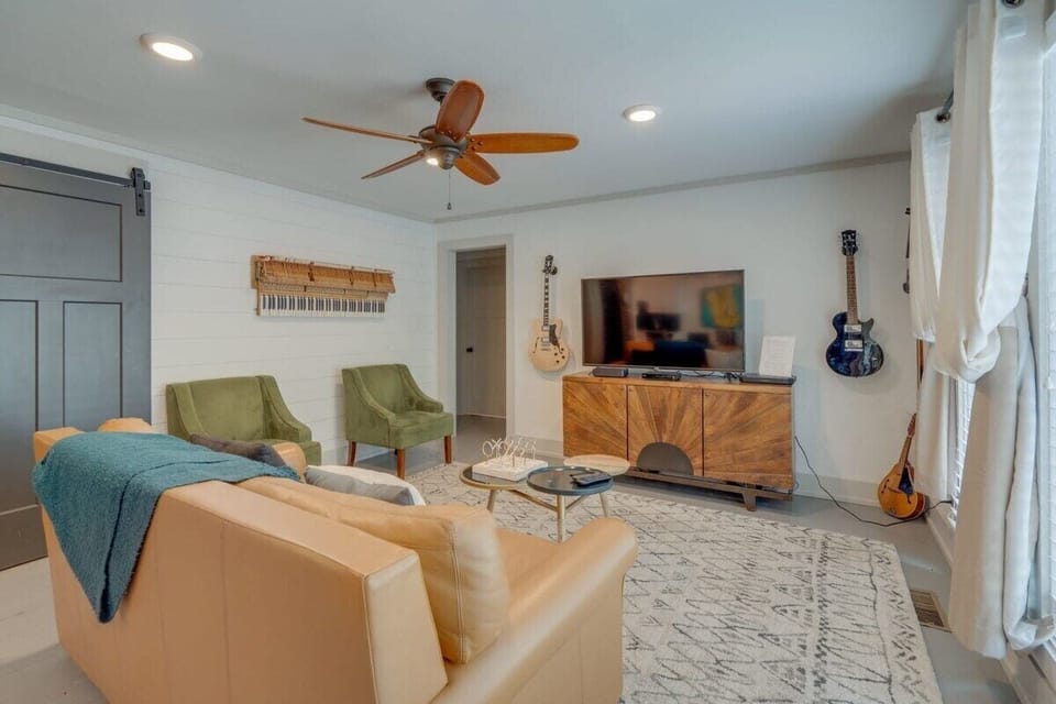 “This was the perfect house for a weekend getaway with friends. It was walkable to several restaurants and not too far from downtown Nashville. Would definitely stay here again!” - Jaqueline ’23