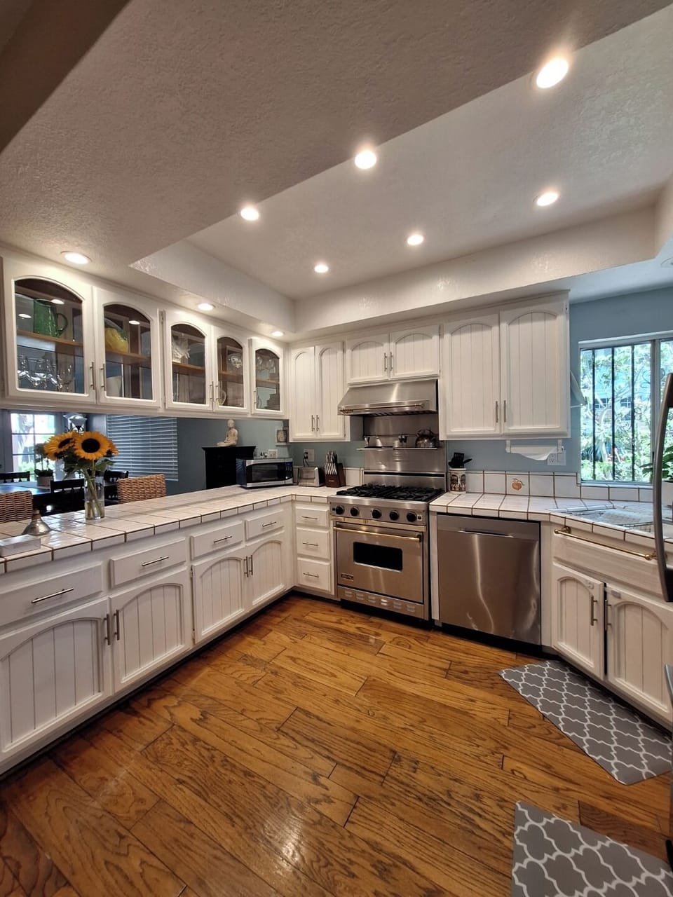 Well-equipped Kitchen with Viking range
