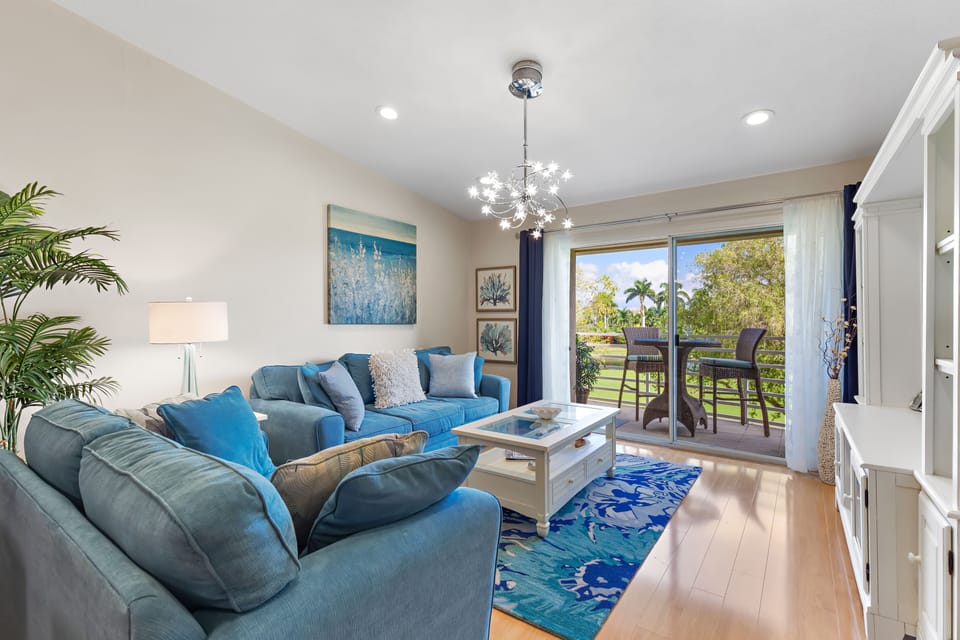 Inviting Balcony & View!