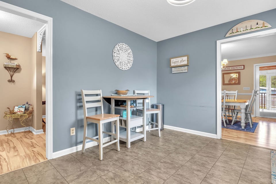 Foyer / Kitchen - Northeast