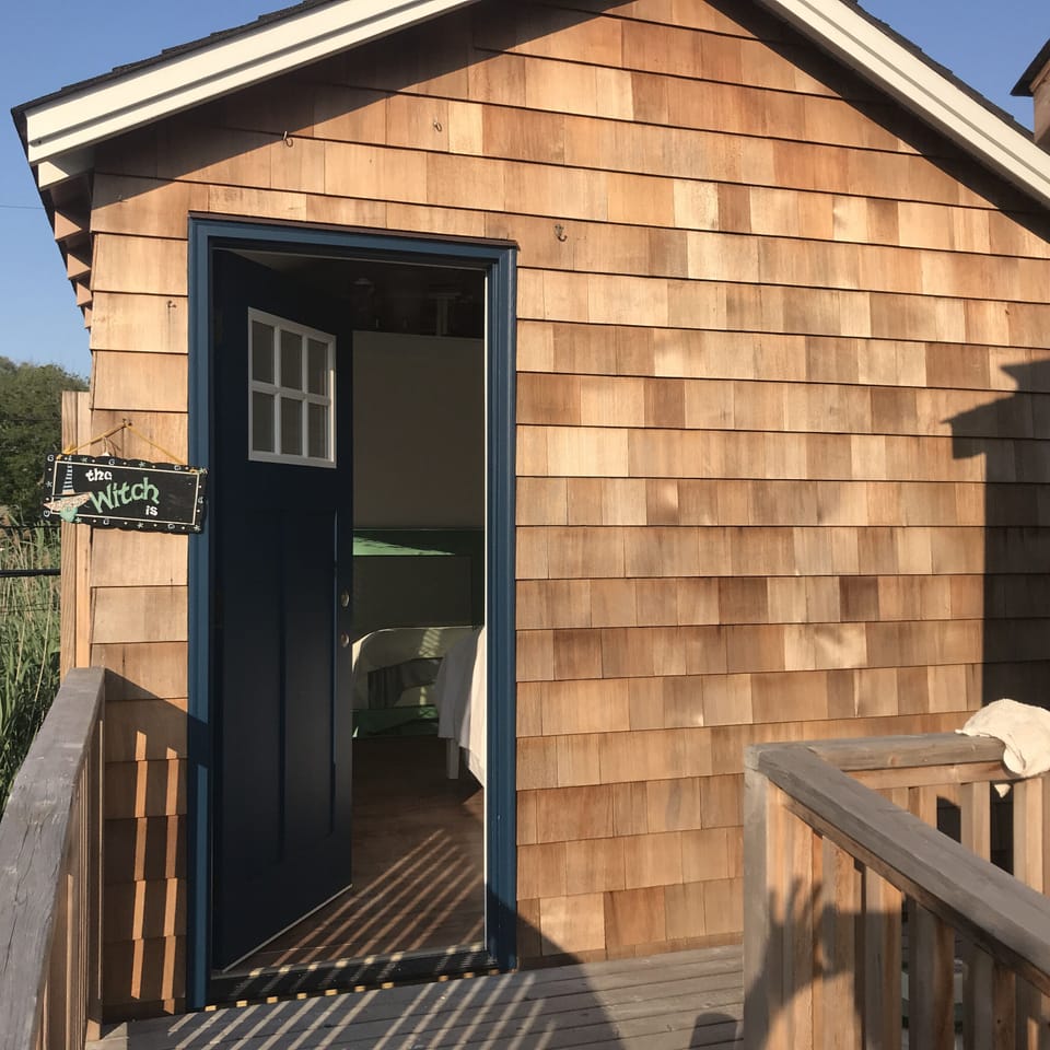Separate 1 Room Cottage with full bed and desk