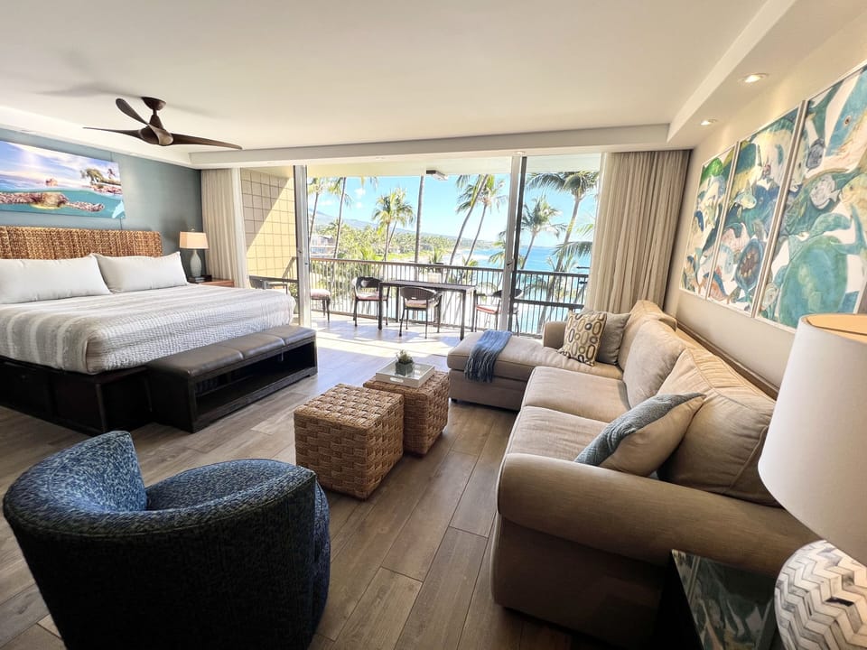 Beautiful decor, beachfront location. Best rated condo at the Mana Kai.