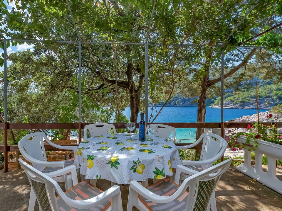 Property, Real Estate, Restaurant, Tree, Table, Vacation, Leisure, Resort, Home, Room