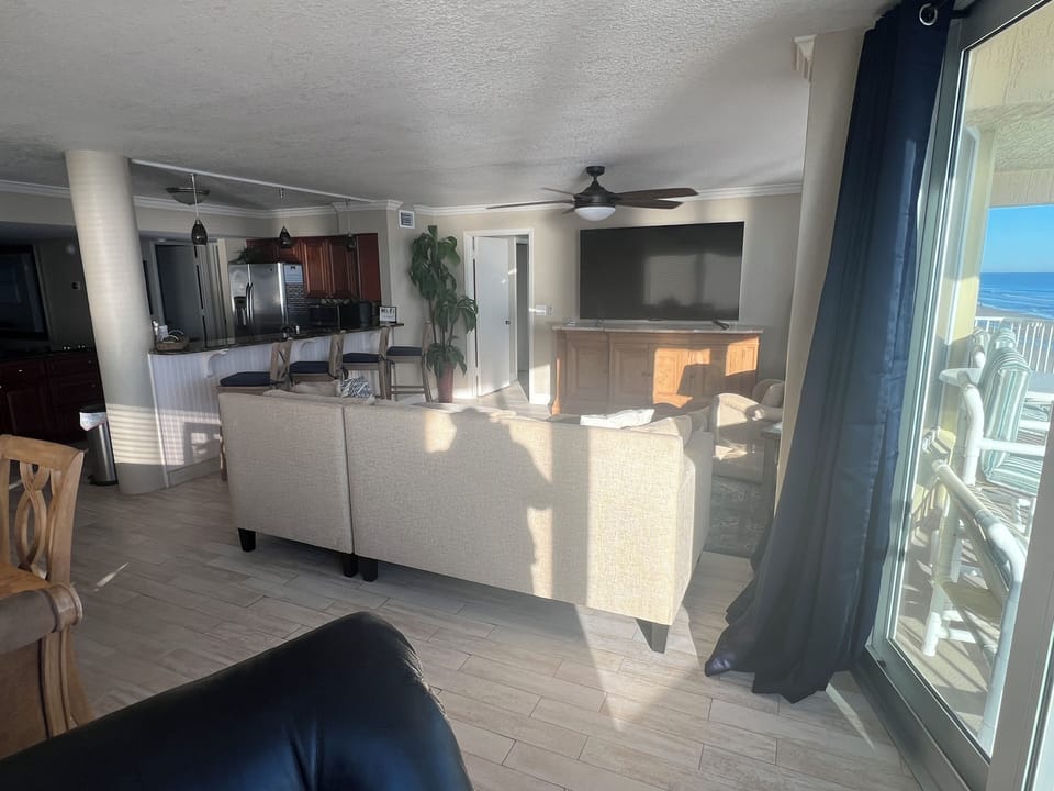 Family room (oceanfront)