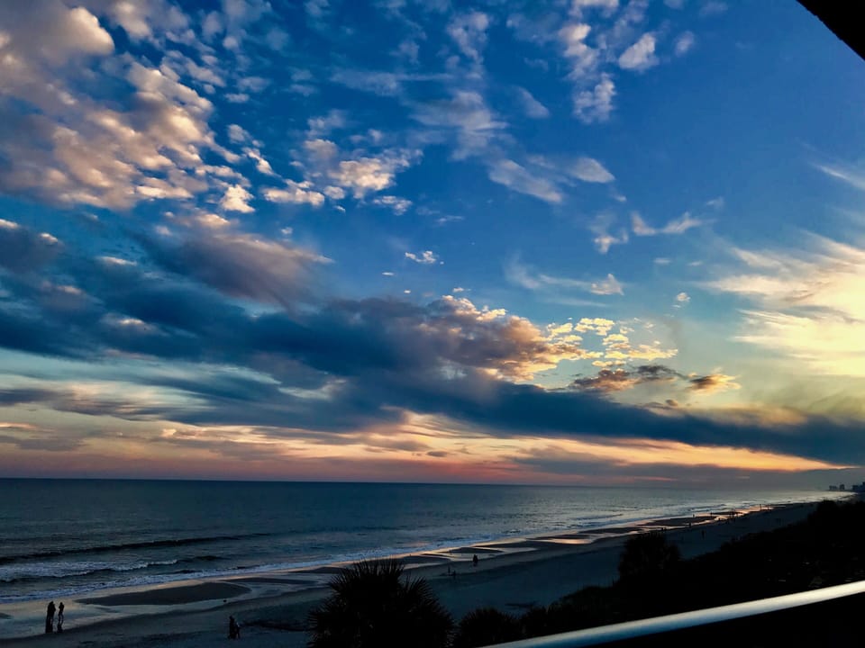 Stunning views, from sunrise to sunset ... 4th floor ocean front!