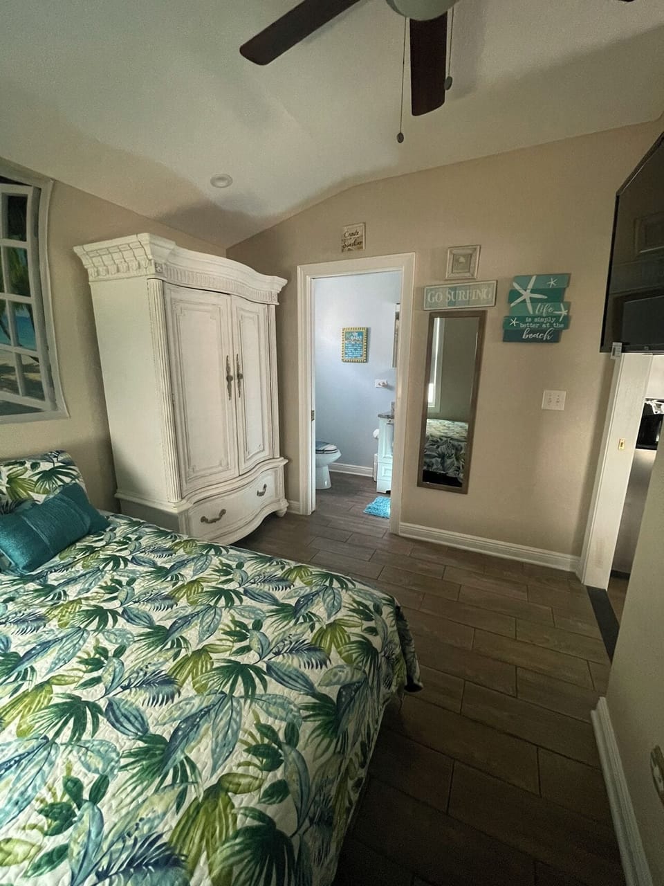 Bathroom attached to the bedroom 
