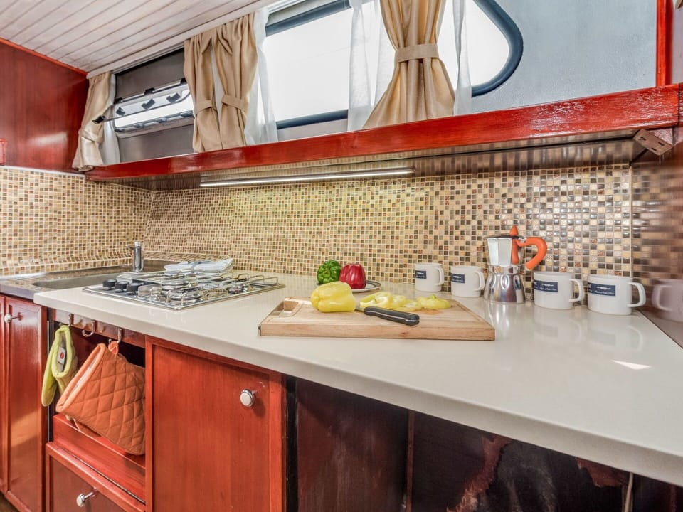 Countertop, Property, Room, Kitchen, Furniture, Cabinetry, Interior Design, Building, Tile, House