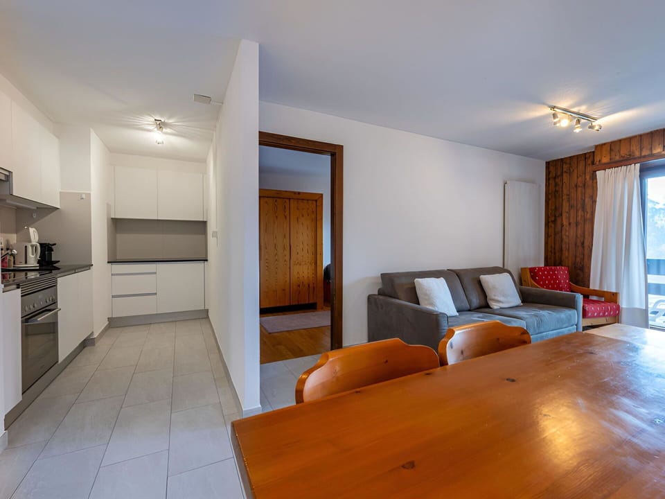 Flooring, Interior Design, Floor, Wood, Ceiling, Furniture, Room, Apartment, Wood Flooring, Cabinetry