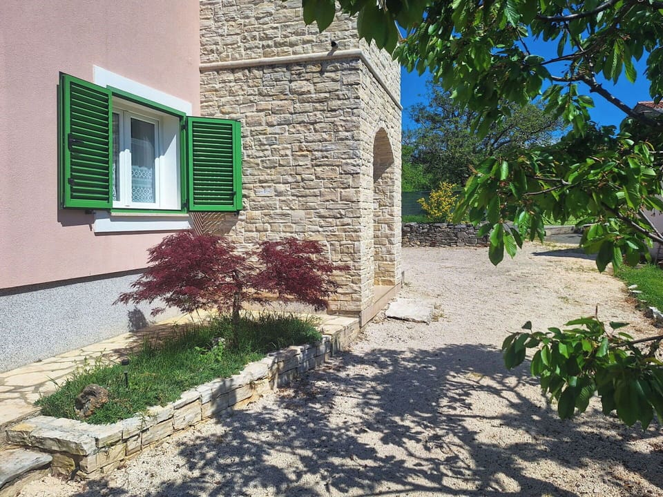 Wall, Shrub, Brick, Stone Wall, Brickwork, Garden, Flagstone, Landscaping, Driveway