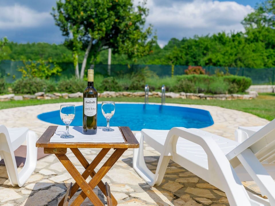 Table, Plant, Cloud, Furniture, Property, Sky, Water, Bottle, Tree, Azure