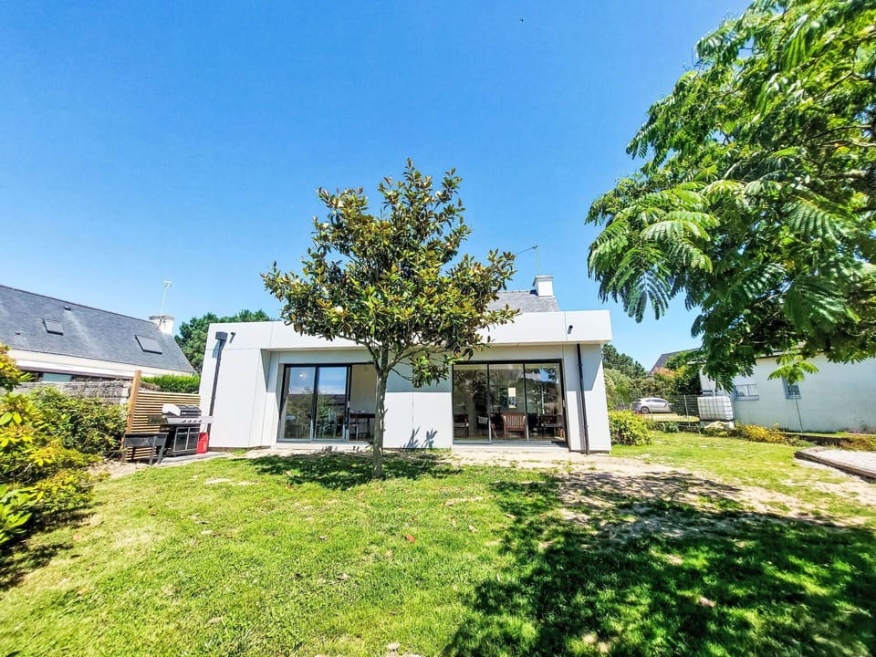 Sky, Plant, Building, Natural Landscape, Shade, Window, Vegetation, Tree, Land Lot, Urban Design