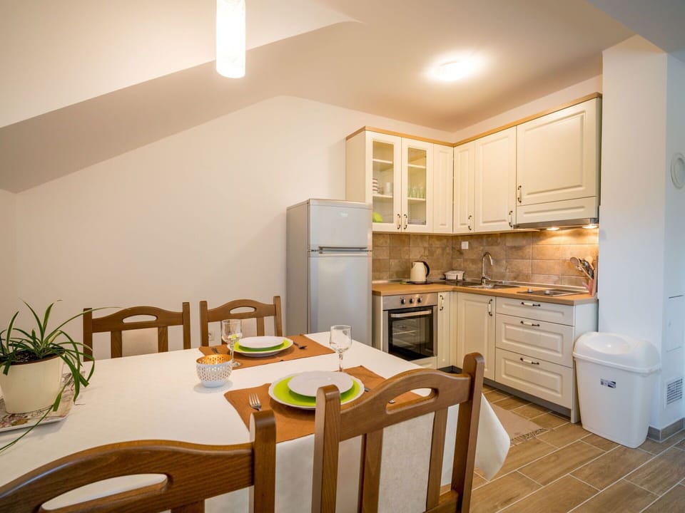 Cabinetry, Furniture, Property, Countertop, Flowerpot, Table, Plant, Kitchen Appliance, Wood, Building