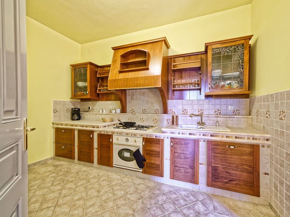 Room, Cabinetry, Furniture, Kitchen, Property, Countertop, Tile, Interior Design, Building, Floor
