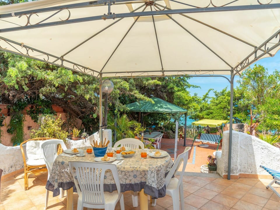 Table, Plant, Furniture, Property, Chair, Shade, Outdoor Table, Outdoor Furniture, Interior Design, Tree