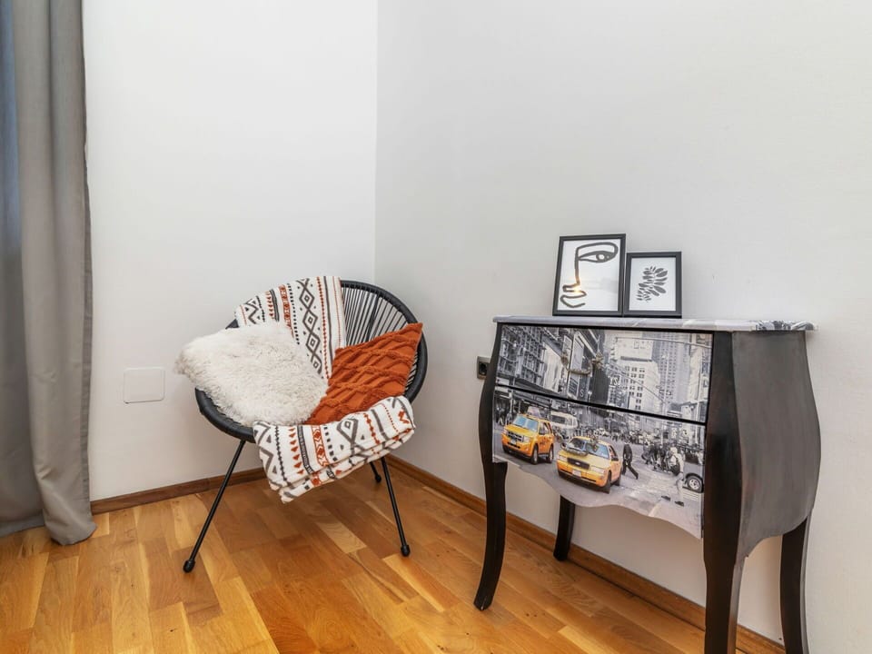 Furniture, Comfort, Wood, Textile, Floor, Flooring, Rectangle, Building, Picture Frame