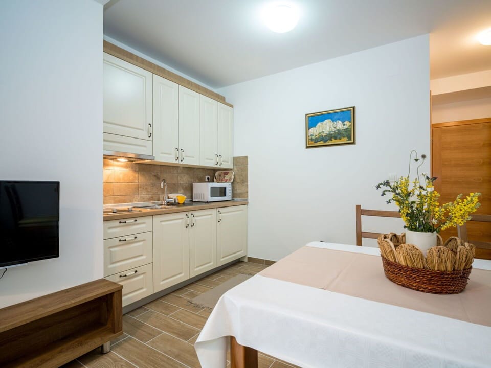 Room, Property, Furniture, Interior Design, Building, Floor, House, Real Estate, Cabinetry, Ceiling