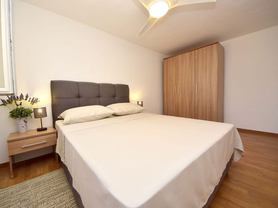 Building, Furniture, Property, Comfort, Plant, Wood, Shade, Lighting, Interior Design