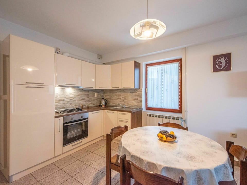 Property, Table, Furniture, Cabinetry, Countertop, Window, Wood, Interior Design, Chair, Flooring