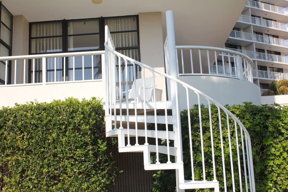 Spiral Steps direct access to pool & beach