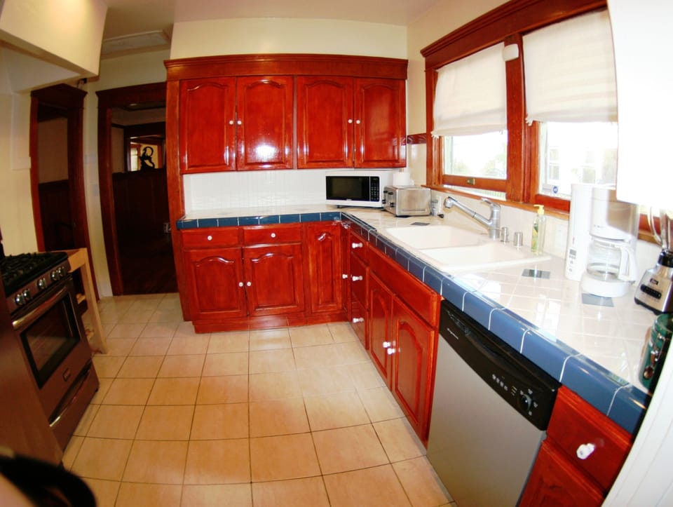 Kitchen, provided with a starter supply of amenties, paper-towel, dish soap ...