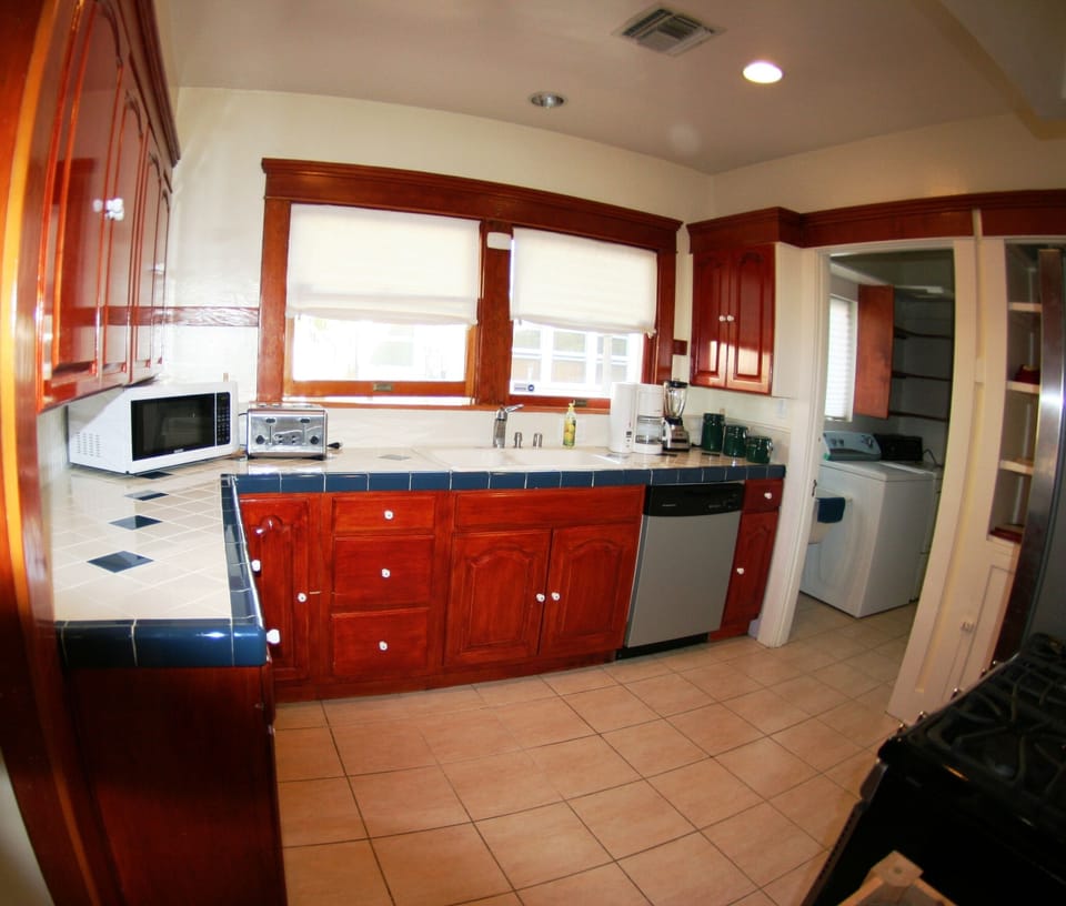 Kitchen, well equipped to prepare full meals  