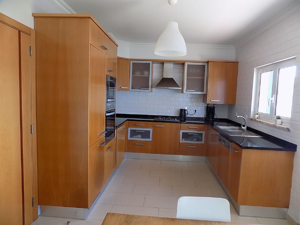 Fully equipped whirpool kitchen in Foz Do Arelho