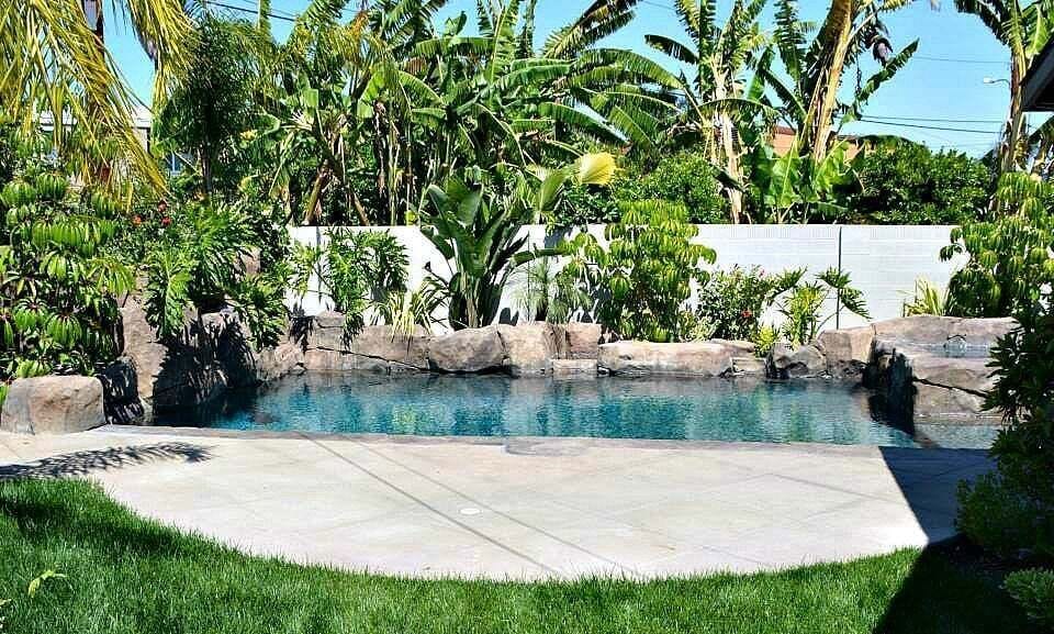 Outdoor Oasis with Beautiful Rock Pool and Jacuzzi
New Pebble-Tech Rock Pool w/in ground Jacuzzi
