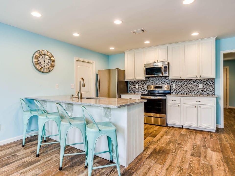 Kitchen w/ breakfast bar