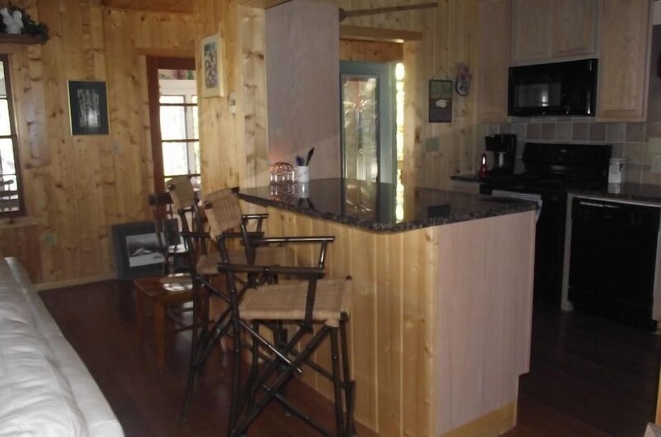 Perfect Bkf. bar between Kit. & Living room.
