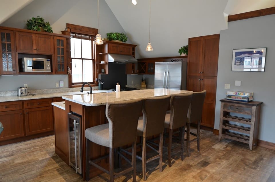 Fully Equipped Kitchen - The fully equipped kitchen has granite countertops and a bar for more seating.