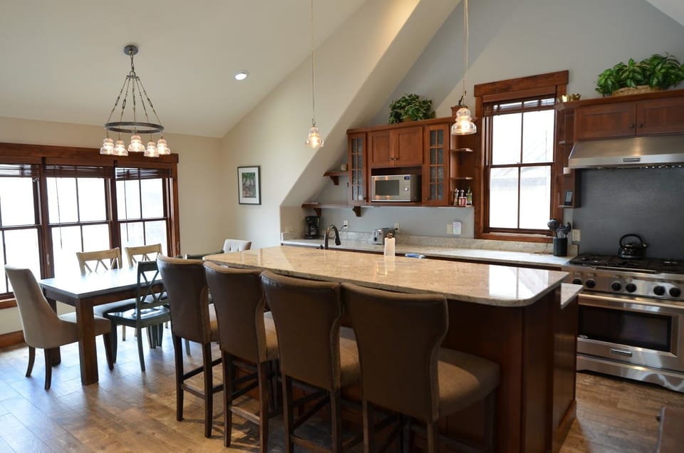 Fully Equipped Kitchen and Dining Area - Gorgeous granite, fully equipped kitchen and dining area. Tall ceilings and spacious room for the entire party.