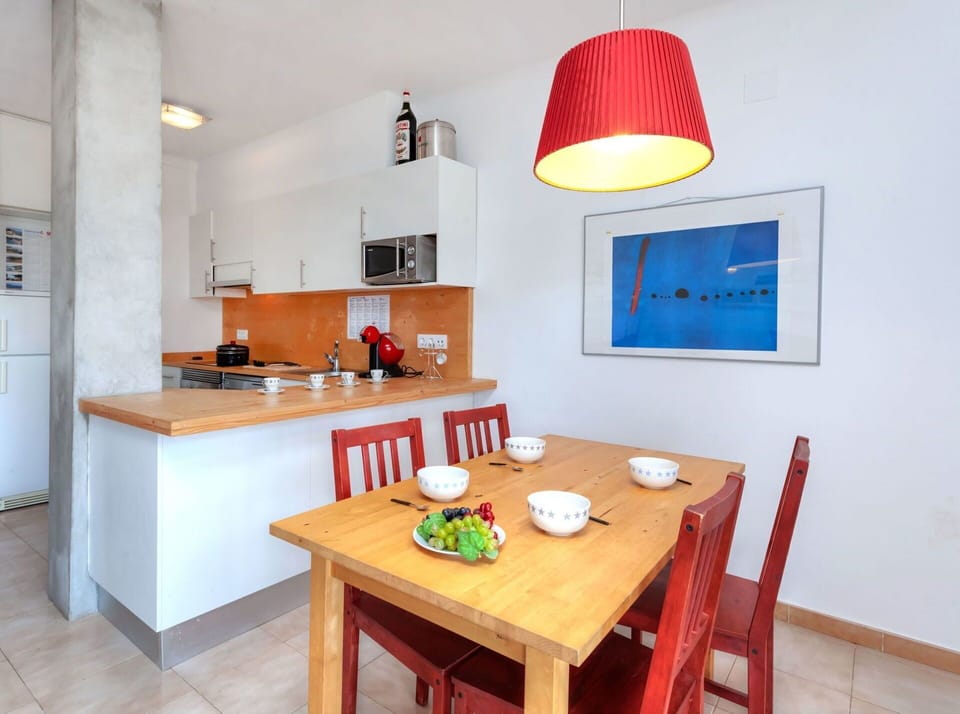 Room, Furniture, Interior Design, Property, Green, Table, Yellow, Ceiling, Dining Room, Orange