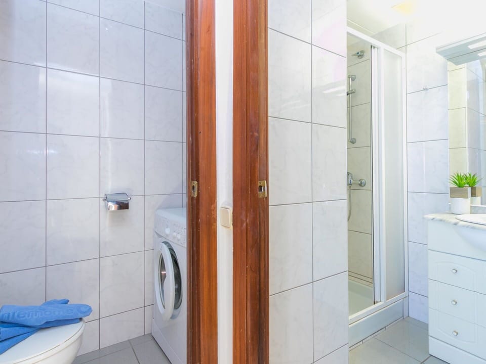 Property, Bathroom, Room, Tile, Architecture, Real Estate, Door, House, Glass, Interior Design