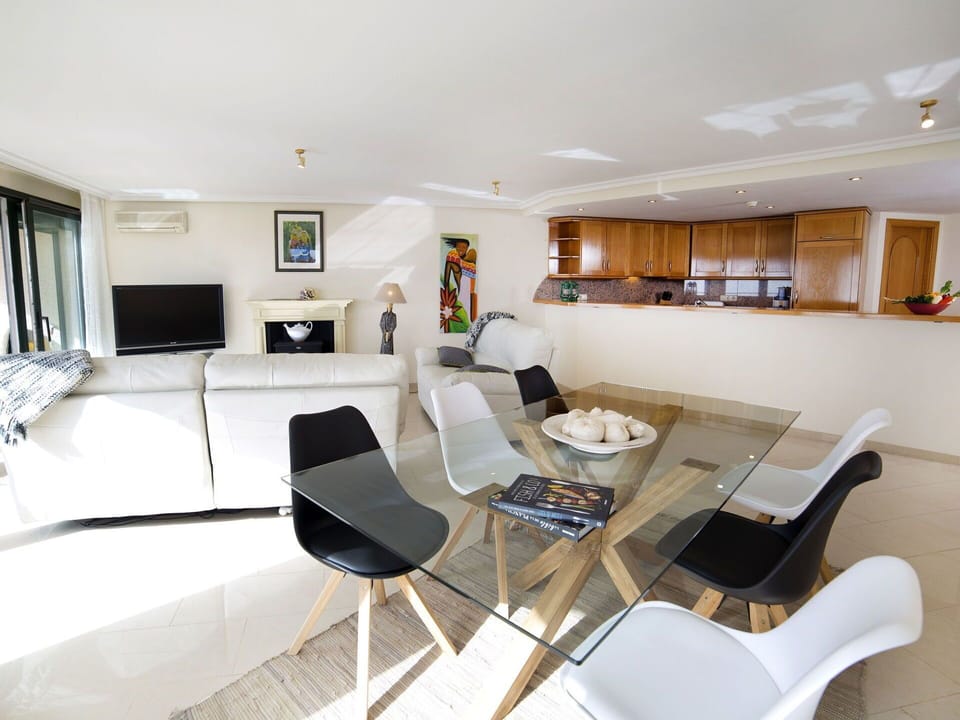 Property, Room, Interior Design, Furniture, Living Room, Building, House, Real Estate, Table, Floor