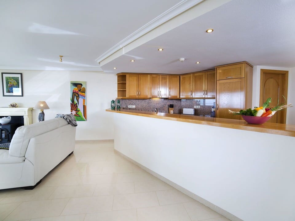 Property, Room, Countertop, Interior Design, Furniture, Building, Kitchen, Cabinetry, House, Ceiling
