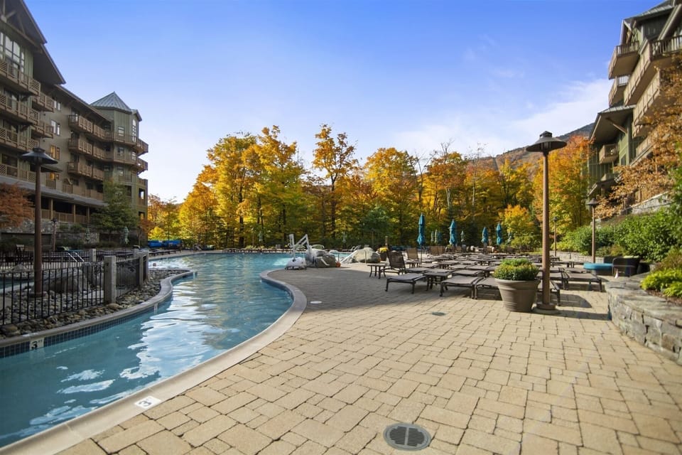 Swim In/Out Pool
