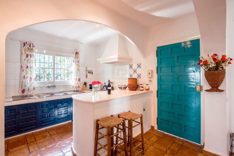 the breakfast bar is deal for keeping the chef company