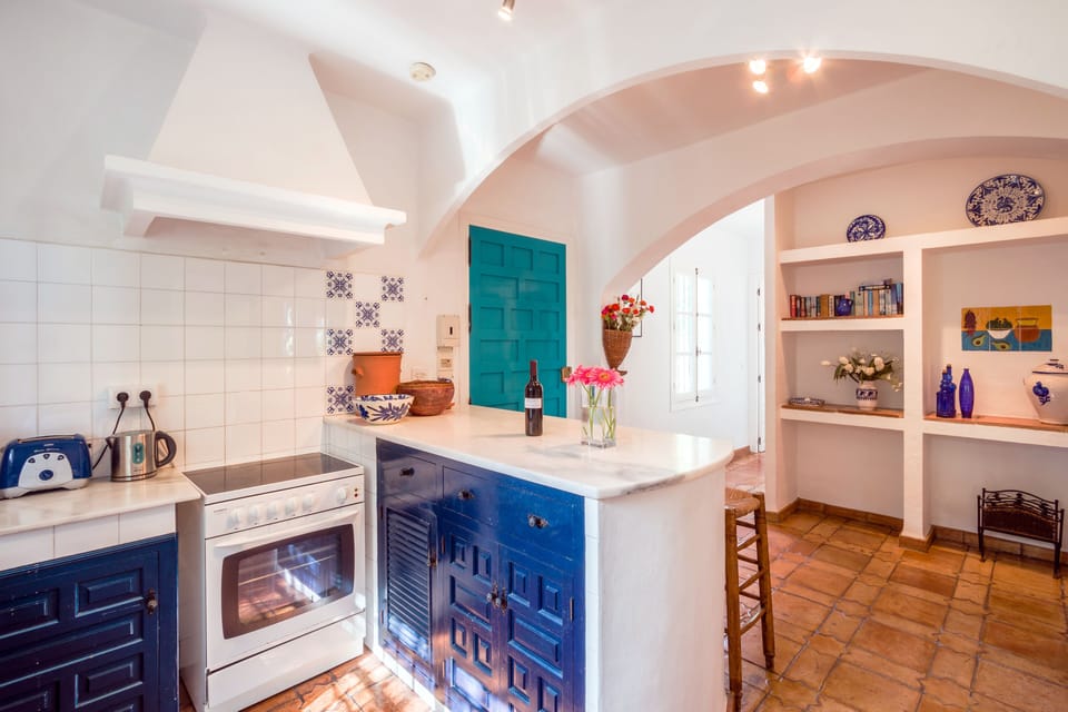 bright & well equipped kitchen