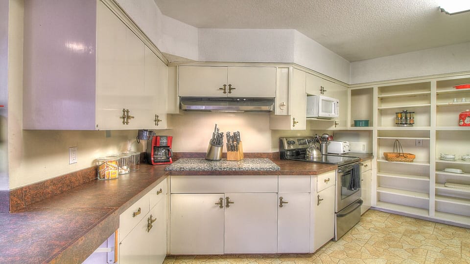 Kitchen contains all the necessities, just bring food!