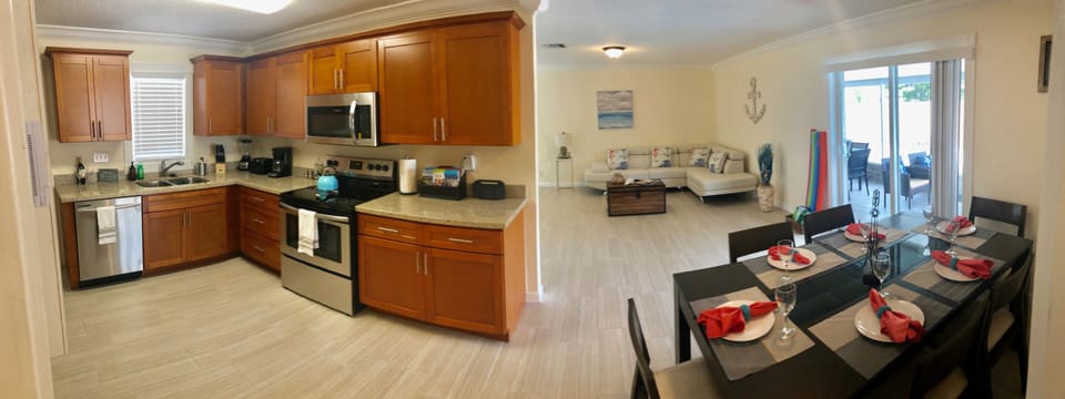 Kitchen, livingroom and dining áreas conected