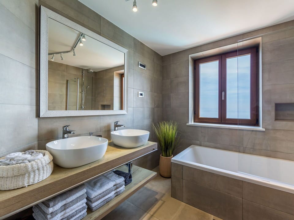 Mirror, Tap, Property, Sink, Plumbing Fixture, Bathroom Cabinet, Plant, Bathtub, Building, Window
