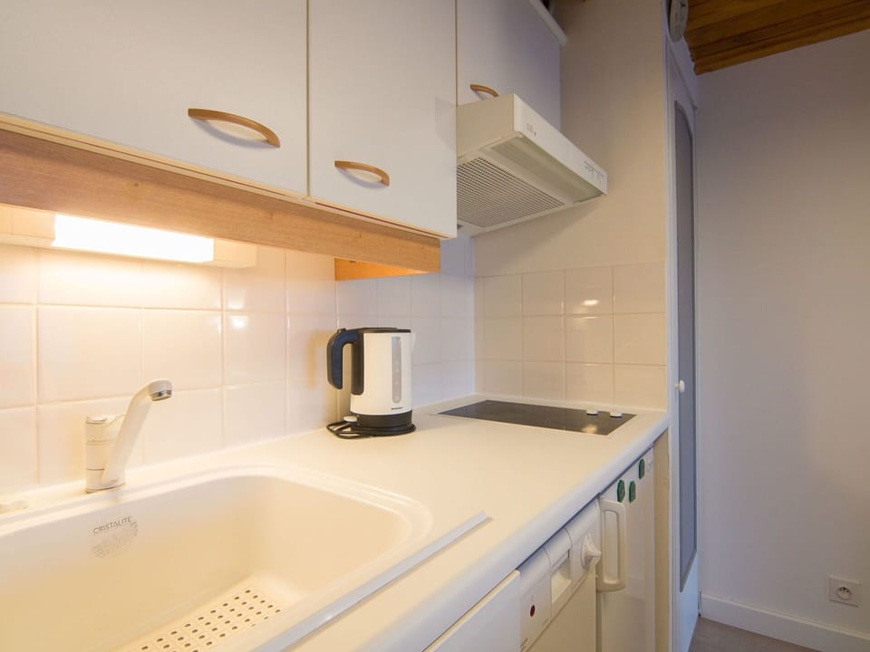 Property, Room, Bathroom, House, Interior Design, Building, Architecture, Furniture, Sink, Cabinetry