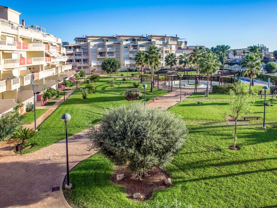 Residential Area, Vegetation, Green, Grass, Daytime, Sky, Neighbourhood, Property, Tree, Urban Area